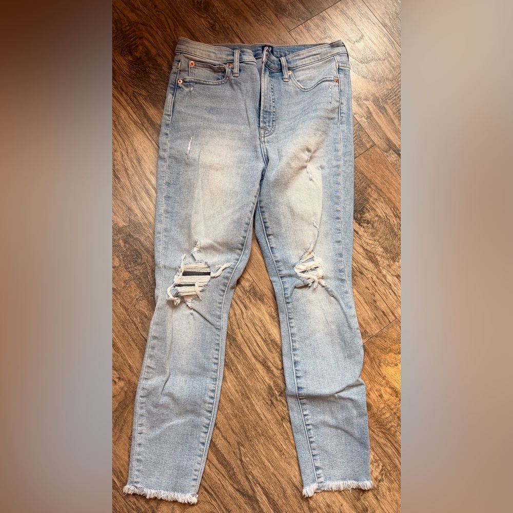 Gap Light Wash Distressed Women’s Jeans